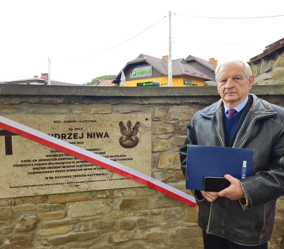 Tablica ks. Andrzeja Nowy w Łącku