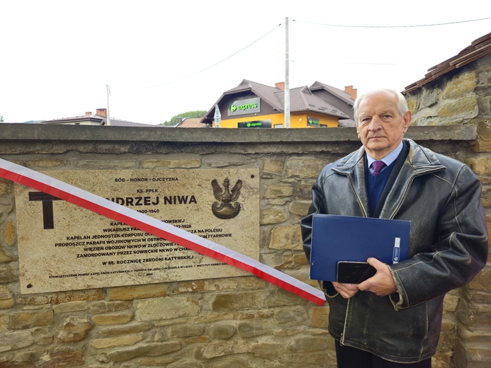 Tablica ks. Andrzeja Niwy w Łącku