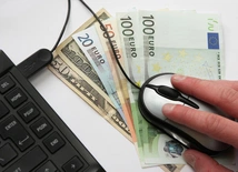 Polacy coraz częściej kupują online