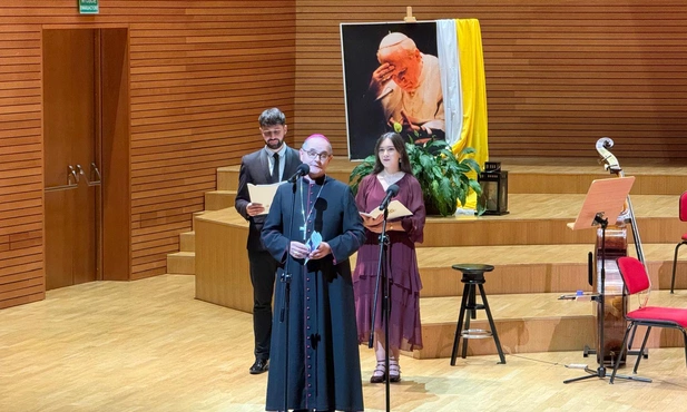Abp Przybylski o św. Janie Pawle II: cały jego pontyfikat był naznaczony miłością do człowieka