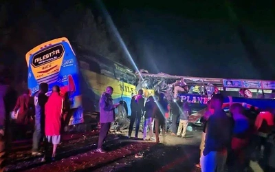 63 osoby zginęły w nocnym zderzeniu autobusów