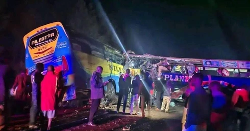 63 osoby zginęły w nocnym zderzeniu autobusów