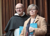 Czytajcie „Kościół ostatnich ławek”! Hasło, że z ostatnich ławek czasem widać więcej, naprawdę nie jest na wyrost
