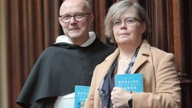 Czytajcie „Kościół ostatnich ławek”! Hasło, że z ostatnich ławek czasem widać więcej, naprawdę nie jest na wyrost