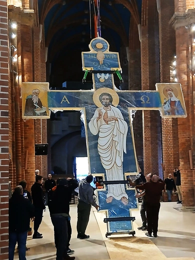 Ogromny siedmiometrowy krzyż już zamontowany w głogowskiej kolegiacie