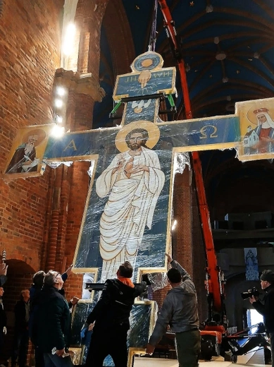 Nowy krzyż w głogowskiej kolegiacie