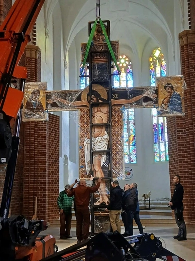 Nowy krzyż w głogowskiej kolegiacie