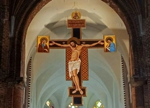 Ogromny siedmiometrowy krzyż już zamontowany w głogowskiej kolegiacie
