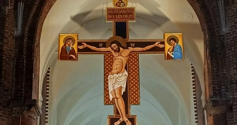 Ogromny siedmiometrowy krzyż już zamontowany w głogowskiej kolegiacie