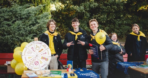 Modlitwa, wspólnota i realna pomoc