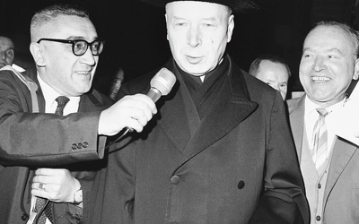 Kardynał Stefan Wyszyński w drodze na czwartą sesję soborową udziela wywiadu włoskiemu reporterowi radiowemu. Zdjęcie zostało zrobione 13 września 1965 r. na kolejowym dworcu centralnym w Rzymie.