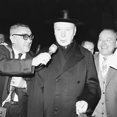 Kardynał Stefan Wyszyński w drodze na czwartą sesję soborową udziela wywiadu włoskiemu reporterowi radiowemu. Zdjęcie zostało zrobione 13 września 1965 r. na kolejowym dworcu centralnym w Rzymie.