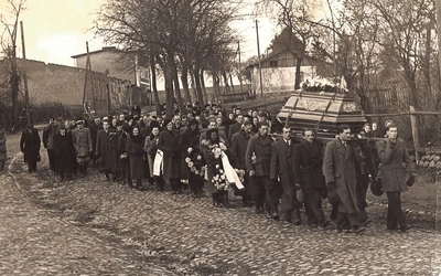 Pogrzeb Anny Zielonki (z d. Węsierskiej, pochodzącej z Szarpadła) z Czarlina k. Węsior, listopad 1951 r. 