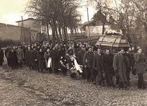 Pogrzeb Anny Zielonki (z d. Węsierskiej, pochodzącej z Szarpadła) z Czarlina k. Węsior, listopad 1951 r. 