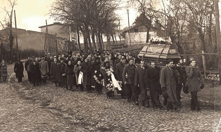 Pogrzeb Anny Zielonki (z d. Węsierskiej, pochodzącej z Szarpadła) z Czarlina k. Węsior, listopad 1951 r. 