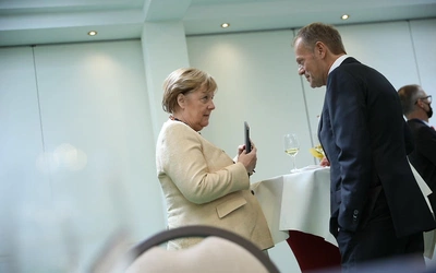 Angela Merkel rozmawia