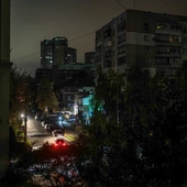 KIjów w ciemnościach po rosyjskich atakach