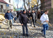 Walka na kolanach o zbawienie