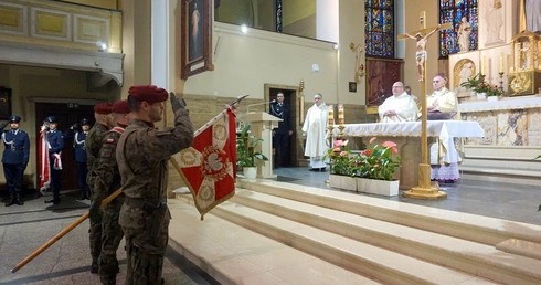 Bp Iwanecki: Życzę wam, abyście cieszyli się szacunkiem i uznaniem społecznym