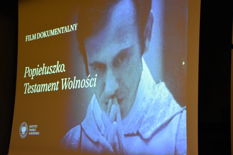 Projekcja filmu o ks. Popiełuszce