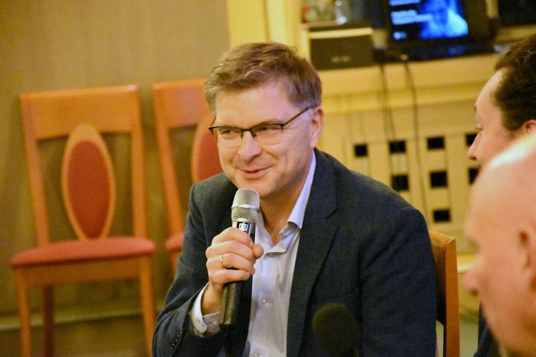 Projekcja filmu o ks. Popiełuszce