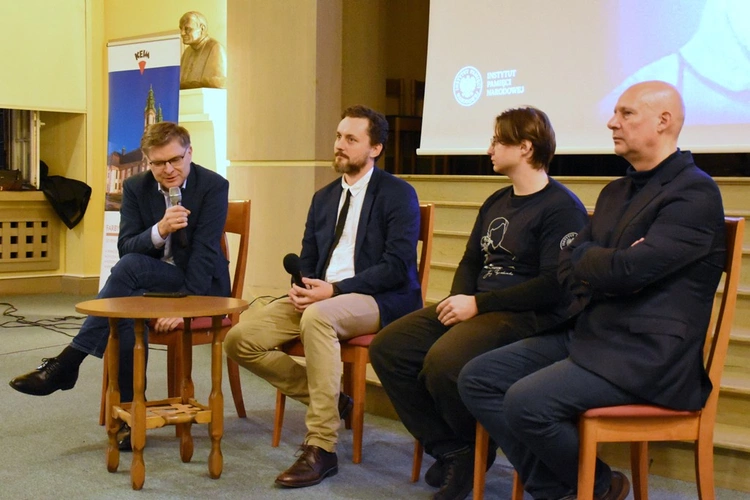 Projekcja filmu o ks. Popiełuszce