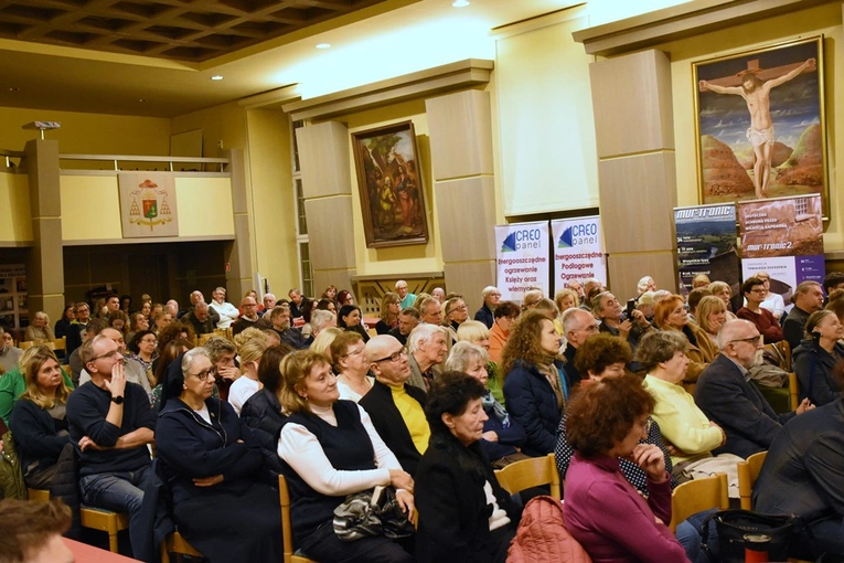 Projekcja filmu o ks. Popiełuszce