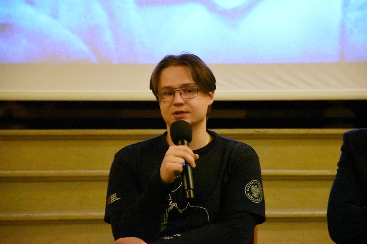 Projekcja filmu o ks. Popiełuszce