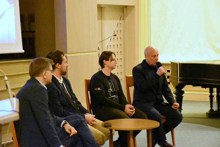 Projekcja filmu o ks. Popiełuszce