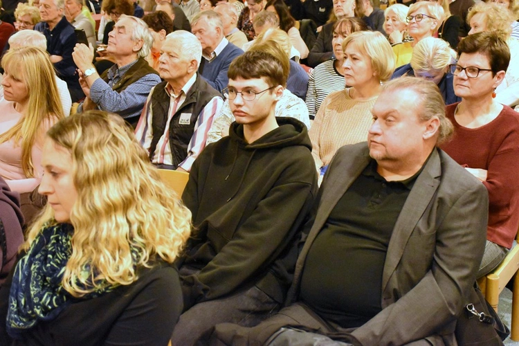 Projekcja filmu o ks. Popiełuszce