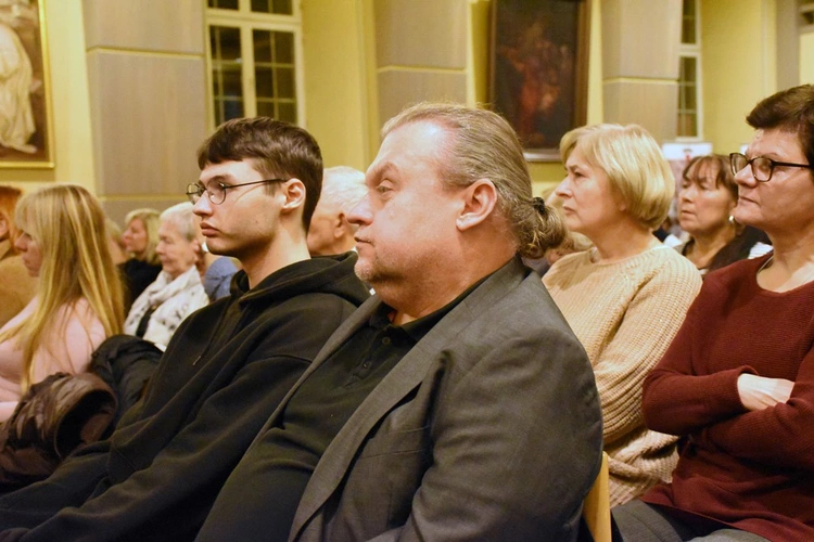 Projekcja filmu o ks. Popiełuszce