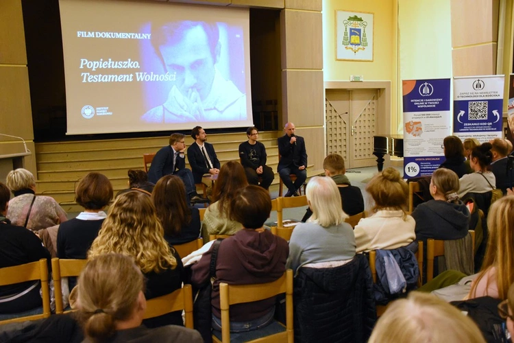 Projekcja filmu o ks. Popiełuszce