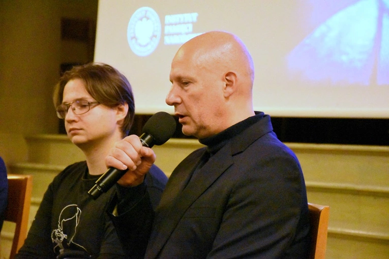 Projekcja filmu o ks. Popiełuszce