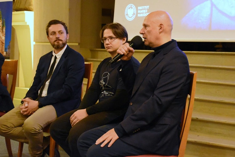 Projekcja filmu o ks. Popiełuszce