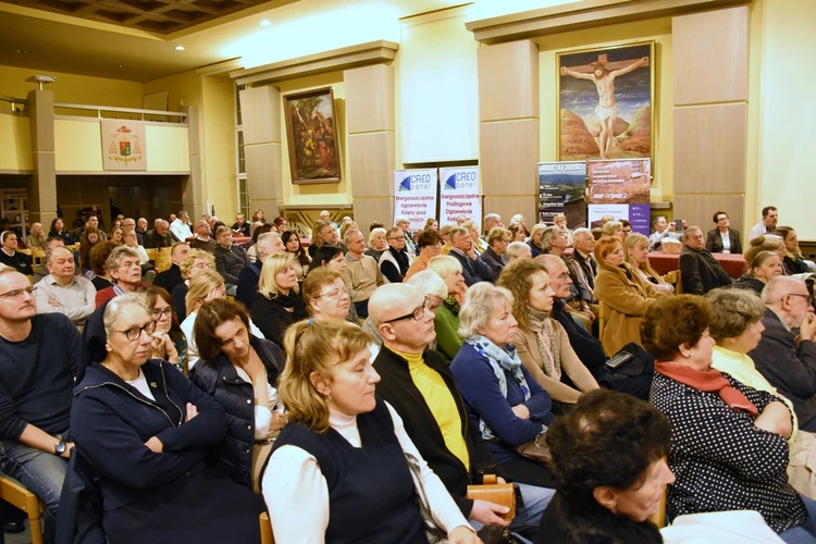 Projekcja filmu o ks. Popiełuszce