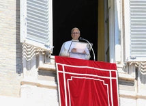Papież Leon XIV w oknie pałacu apostolskiego