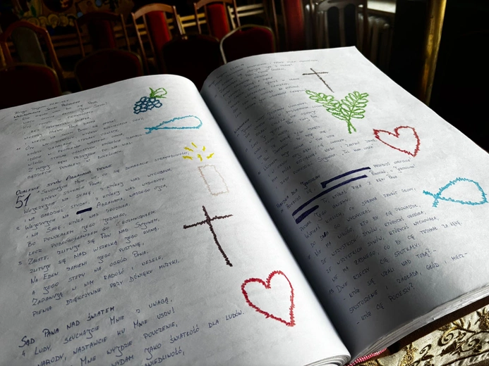 Fragment ręcznie przepisanego przez więźniów PIsma Świętego