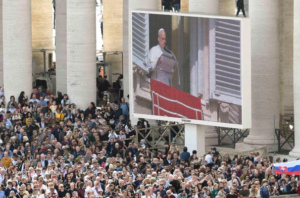 Na Placu św. Piotra podczas spotkania na Anioł Pański z papieżem