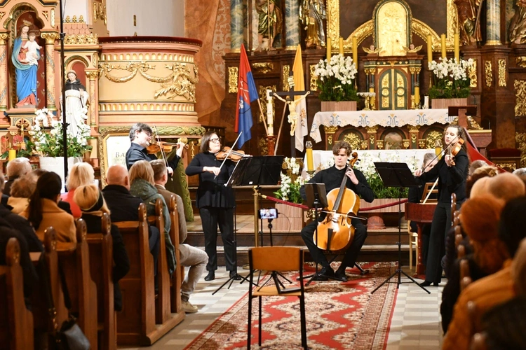 Koncert w sanktuarium Matki Bożej Królowej Pokoju w Otyniu
