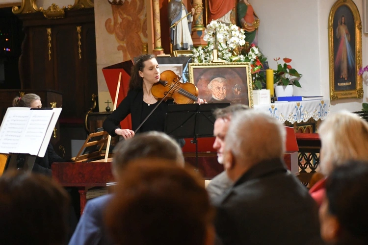 Koncert w sanktuarium Matki Bożej Królowej Pokoju w Otyniu