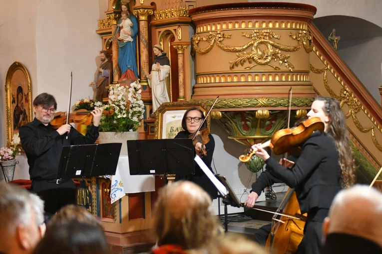 Koncert w sanktuarium Matki Bożej Królowej Pokoju w Otyniu