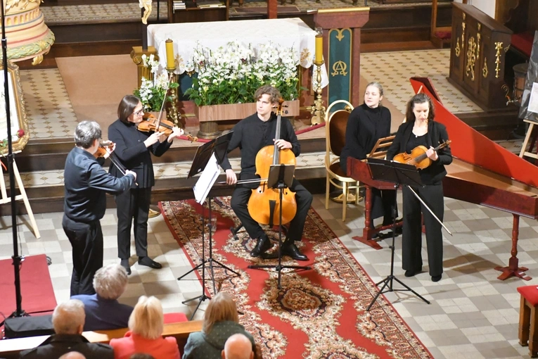 Koncert w sanktuarium Matki Bożej Królowej Pokoju w Otyniu