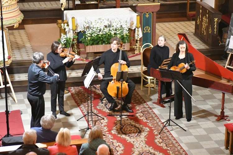 Koncert w sanktuarium Matki Bożej Królowej Pokoju w Otyniu
