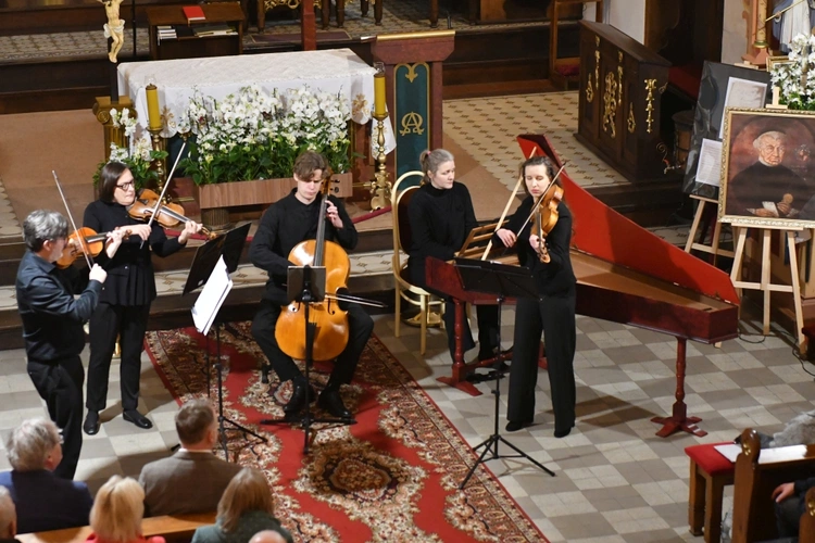 Koncert w sanktuarium Matki Bożej Królowej Pokoju w Otyniu