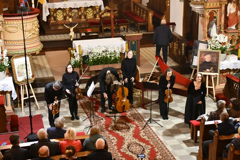 Koncert w sanktuarium Matki Bożej Królowej Pokoju w Otyniu