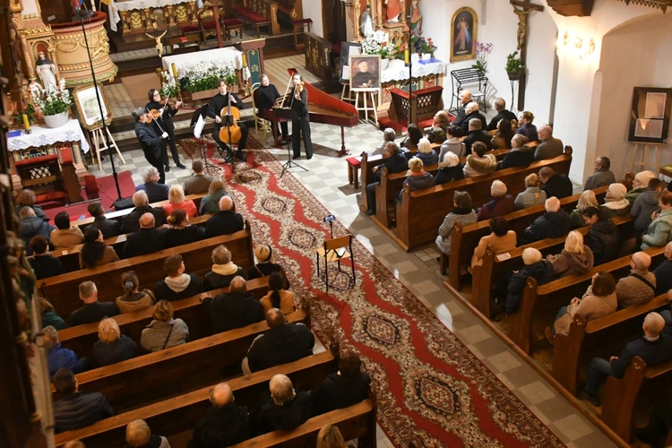 Koncert w sanktuarium Matki Bożej Królowej Pokoju w Otyniu