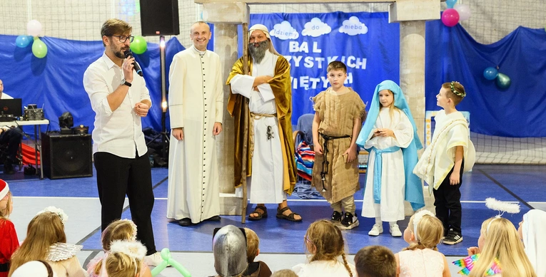 Bal Wszystkich Świętych w Brzeziej Łące - piękno polskich zwyczajów i chrześcijańskiego dziedzictwa