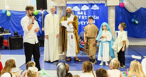 Bal Wszystkich Świętych w Brzeziej Łące - piękno polskich zwyczajów i chrześcijańskiego dziedzictwa