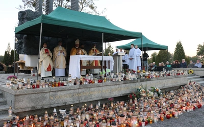 Mszy św. 1 listopada, w uroczystość Wszystkich Świętych, na cmentarzu komunalnym przewodniczył będzie bp Marek Solarczyk.