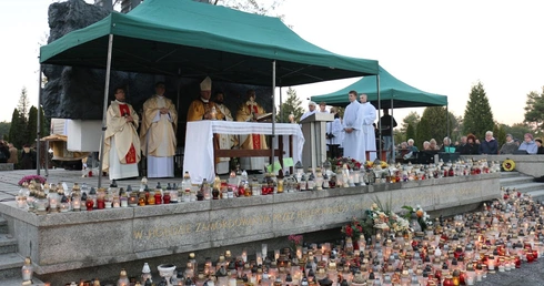 Mszy św. 1 listopada, w uroczystość Wszystkich Świętych, na cmentarzu komunalnym przewodniczył będzie bp Marek Solarczyk.